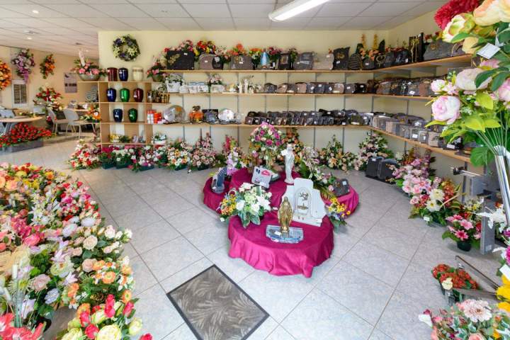 Large choix de plaques commémoratives et ornements funéraires